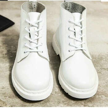 Platforminiai Martin aulinukai, vyriški ir moteriški aulinukai iki kulnų su vidutinio aukščio kulniukais, klasikiniai modernūs odiniai aulinukai iki blauzdų vidurio 2025 m. rudens/žiemos sezonui, motociklininkų batai