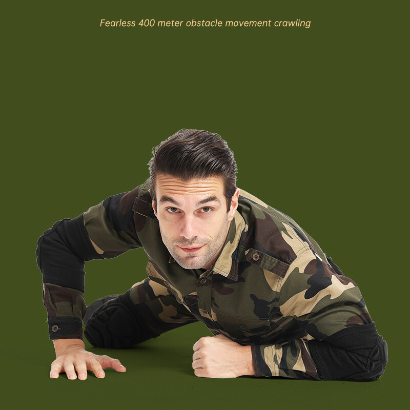 Kelių ir alkūnių apsaugos, taktinis ropojimas, intensyvios treniruotės lauke, įmontuota kliūčių ruožas, smūginių riešų apsaugų rinkinys klūpant.