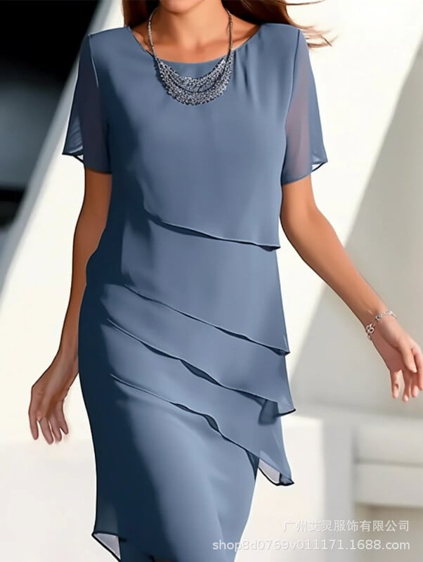 Sieviešu vienkrāsaina ikdienas kleita ar īsām piedurknēm, spīdīgiem volāniem un apaļu kakla izgriezumu