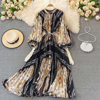 Rudeninė apvalios iškirptės suknelė, laisvo kirpimo, ilgomis rankovėmis liekninanti, marginta atlasinė, vienaeilė klostuota suknelė, elegantiška ir prabangi, pilnas sijonas.