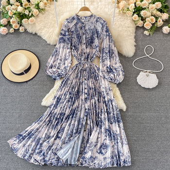 Rudeninė apvalios iškirptės suknelė, laisvo kirpimo, ilgomis rankovėmis liekninanti, marginta atlasinė, vienaeilė klostuota suknelė, elegantiška ir prabangi, pilnas sijonas.