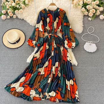 Rudeninė apvalios iškirptės suknelė, laisvo kirpimo, ilgomis rankovėmis liekninanti, marginta atlasinė, vienaeilė klostuota suknelė, elegantiška ir prabangi, pilnas sijonas.