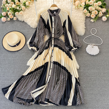 Rudeninė apvalios iškirptės suknelė, laisvo kirpimo, ilgomis rankovėmis liekninanti, marginta atlasinė, vienaeilė klostuota suknelė, elegantiška ir prabangi, pilnas sijonas.