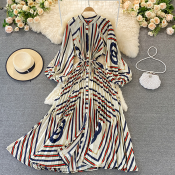 Rudeninė apvalios iškirptės suknelė, laisvo kirpimo, ilgomis rankovėmis liekninanti, marginta atlasinė, vienaeilė klostuota suknelė, elegantiška ir prabangi, pilnas sijonas.