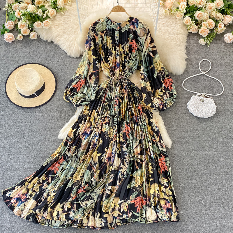 Rudeninė apvalios iškirptės suknelė, laisvo kirpimo, ilgomis rankovėmis liekninanti, marginta atlasinė, vienaeilė klostuota suknelė, elegantiška ir prabangi, pilnas sijonas.