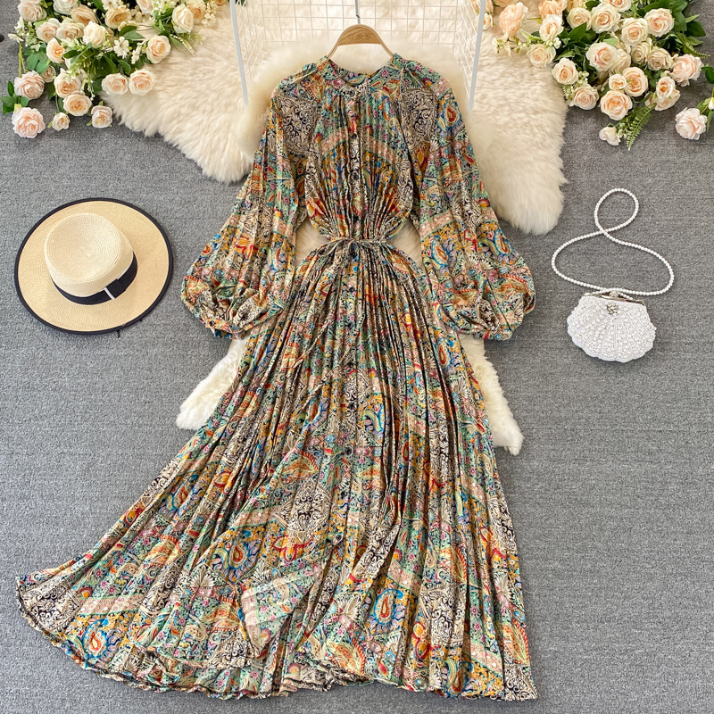 Rudeninė apvalios iškirptės suknelė, laisvo kirpimo, ilgomis rankovėmis liekninanti, marginta atlasinė, vienaeilė klostuota suknelė, elegantiška ir prabangi, pilnas sijonas.