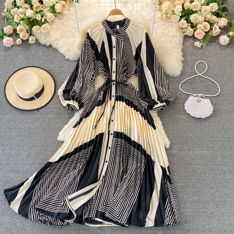 Rudeninė apvalios iškirptės suknelė, laisvo kirpimo, ilgomis rankovėmis liekninanti, marginta atlasinė, vienaeilė klostuota suknelė, elegantiška ir prabangi, pilnas sijonas.