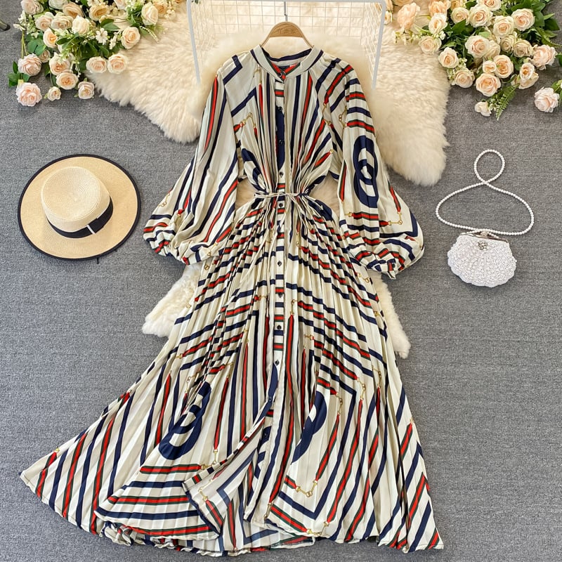 Rudeninė apvalios iškirptės suknelė, laisvo kirpimo, ilgomis rankovėmis liekninanti, marginta atlasinė, vienaeilė klostuota suknelė, elegantiška ir prabangi, pilnas sijonas.