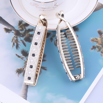 Minimālistisku un elegantu banāna klipšu, savītu klipšu un vertikālu klipšu tiešā pārdošana no rūpnīcas Eiropas un Amerikas stilā, galvanizēti ar kristāla sveķiem un zeltu.