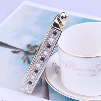 Minimālistisku un elegantu banāna klipšu, savītu klipšu un vertikālu klipšu tiešā pārdošana no rūpnīcas Eiropas un Amerikas stilā, galvanizēti ar kristāla sveķiem un zeltu.