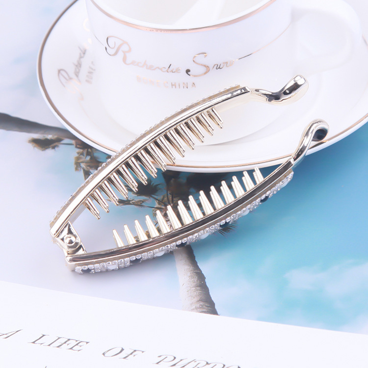 Minimālistisku un elegantu banāna klipšu, savītu klipšu un vertikālu klipšu tiešā pārdošana no rūpnīcas Eiropas un Amerikas stilā, galvanizēti ar kristāla sveķiem un zeltu.