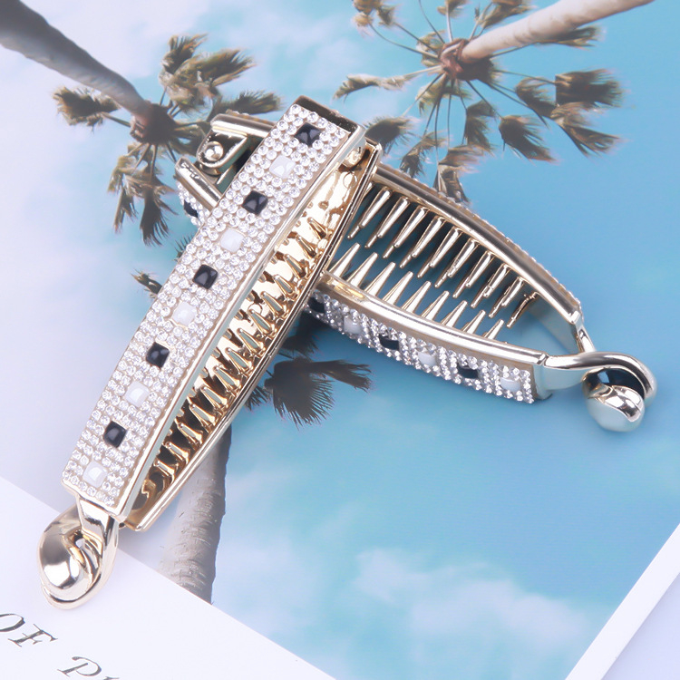 Minimālistisku un elegantu banāna klipšu, savītu klipšu un vertikālu klipšu tiešā pārdošana no rūpnīcas Eiropas un Amerikas stilā, galvanizēti ar kristāla sveķiem un zeltu.