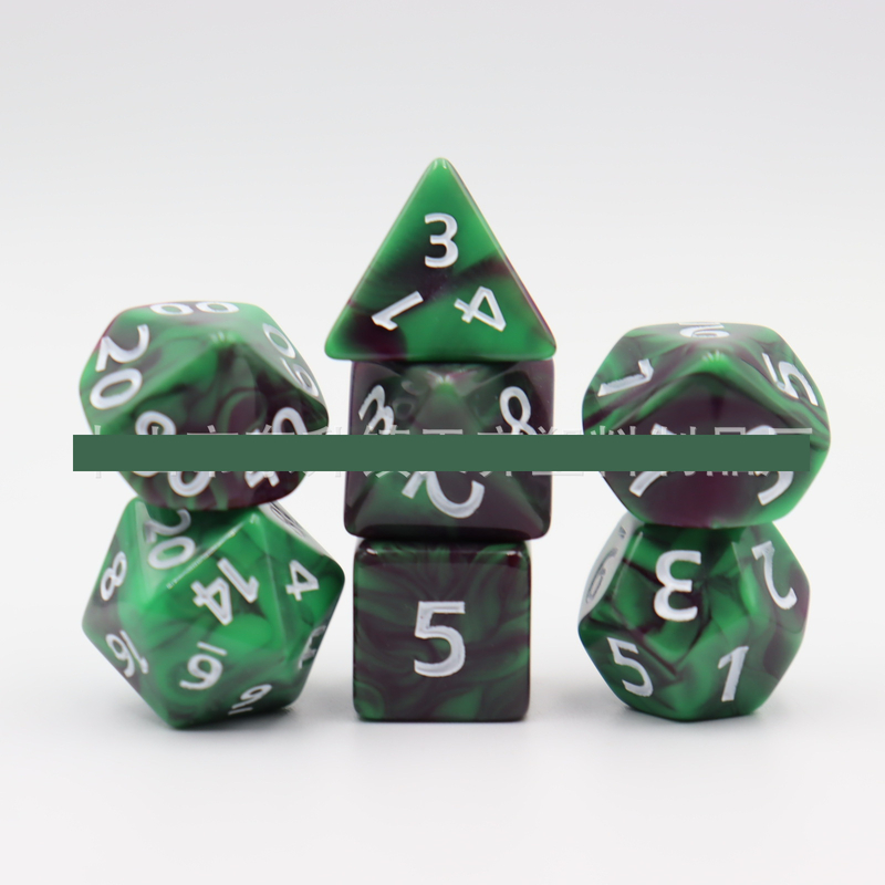 Vegyes három- és kétszínű dobókockák közvetlen gyári szállítása DND társasjátékhoz, 7 darabos csomag, 4-20 fazettás, többoldalú akril dobókocka futójátékhoz.