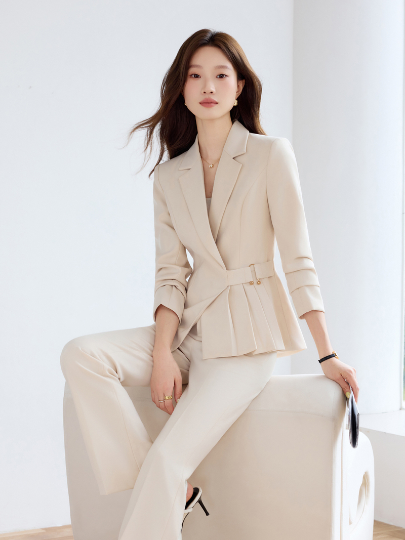 Sieviešu zils kostīms ar garām piedurknēm, elegants un pieguļošs piegriezums, piemērots prezentētājām, juvelierizstrādājumu veikalu reģistratorēm un citam darba apģērbam.