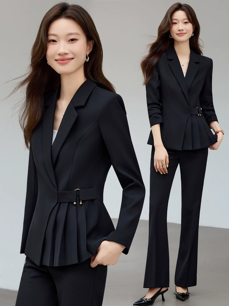 Sieviešu zils kostīms ar garām piedurknēm, elegants un pieguļošs piegriezums, piemērots prezentētājām, juvelierizstrādājumu veikalu reģistratorēm un citam darba apģērbam.