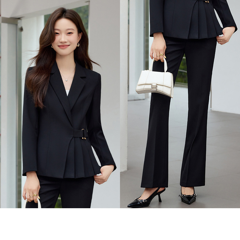 Sieviešu zils kostīms ar garām piedurknēm, elegants un pieguļošs piegriezums, piemērots prezentētājām, juvelierizstrādājumu veikalu reģistratorēm un citam darba apģērbam.