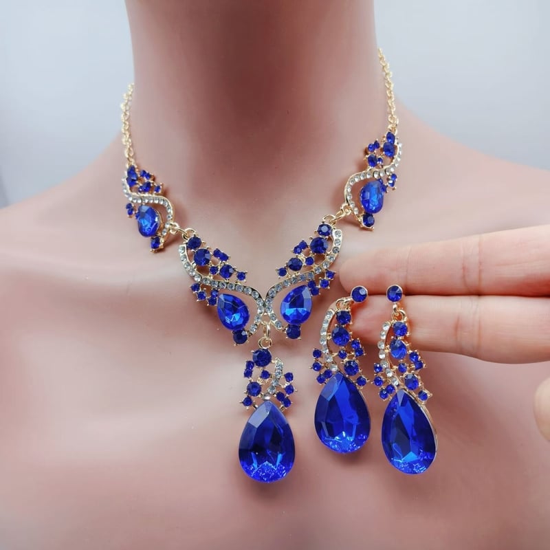 Populāri Eiropas un Amerikas dimanta auskari un kaklarotu komplekti, modes rotaslietu aksesuāri, universāls jauns stils 2024. gadam.