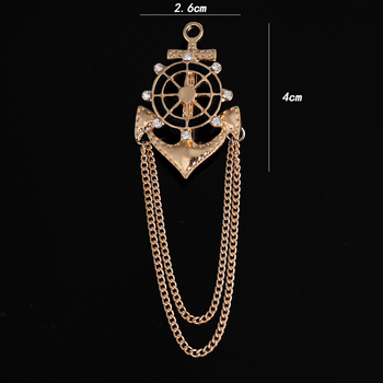 Vyriški personalizuoti kostiumai, derinami su kutais, gitaromis, muzikos instrumentų papuošalais, grandininėmis sagėmis, susukto rutulio sagėmis ir kitais aksesuarais.