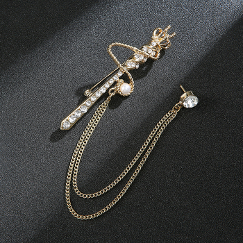 Vyriški personalizuoti kostiumai, derinami su kutais, gitaromis, muzikos instrumentų papuošalais, grandininėmis sagėmis, susukto rutulio sagėmis ir kitais aksesuarais.