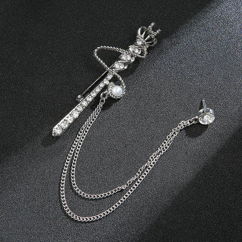 Vyriški personalizuoti kostiumai, derinami su kutais, gitaromis, muzikos instrumentų papuošalais, grandininėmis sagėmis, susukto rutulio sagėmis ir kitais aksesuarais.