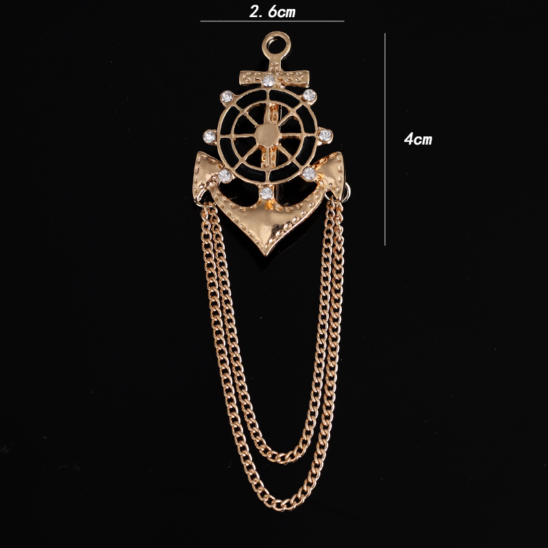 Vyriški personalizuoti kostiumai, derinami su kutais, gitaromis, muzikos instrumentų papuošalais, grandininėmis sagėmis, susukto rutulio sagėmis ir kitais aksesuarais.