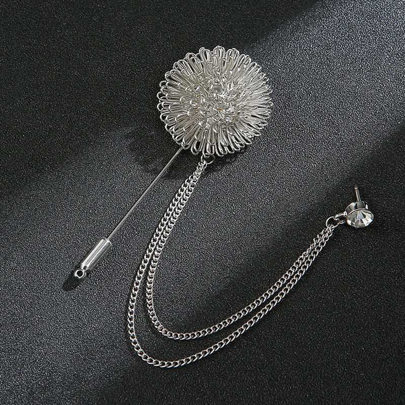 Vyriški personalizuoti kostiumai, derinami su kutais, gitaromis, muzikos instrumentų papuošalais, grandininėmis sagėmis, susukto rutulio sagėmis ir kitais aksesuarais.