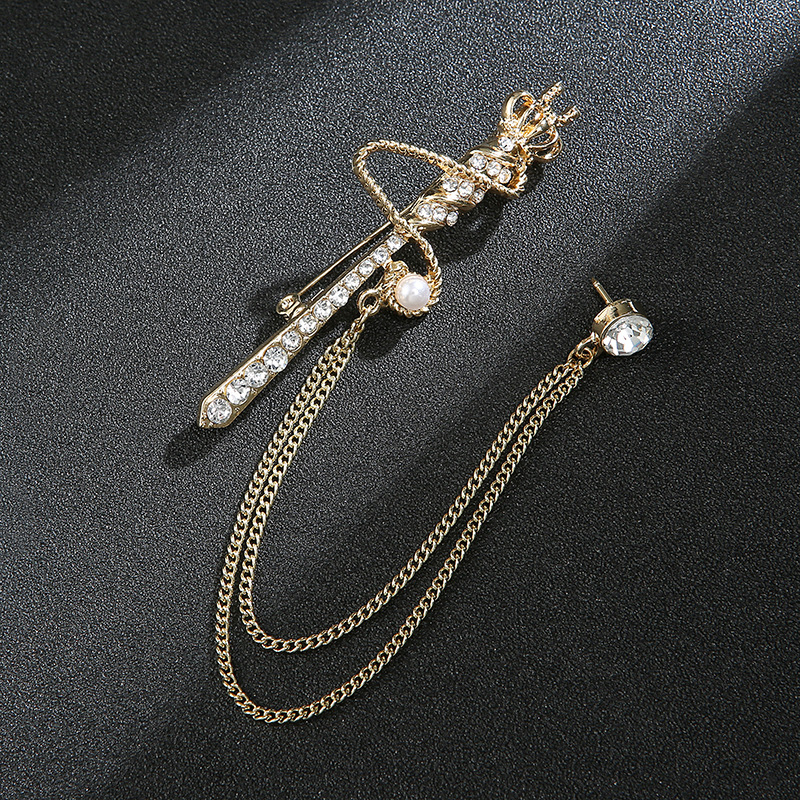 Vyriški personalizuoti kostiumai, derinami su kutais, gitaromis, muzikos instrumentų papuošalais, grandininėmis sagėmis, susukto rutulio sagėmis ir kitais aksesuarais.