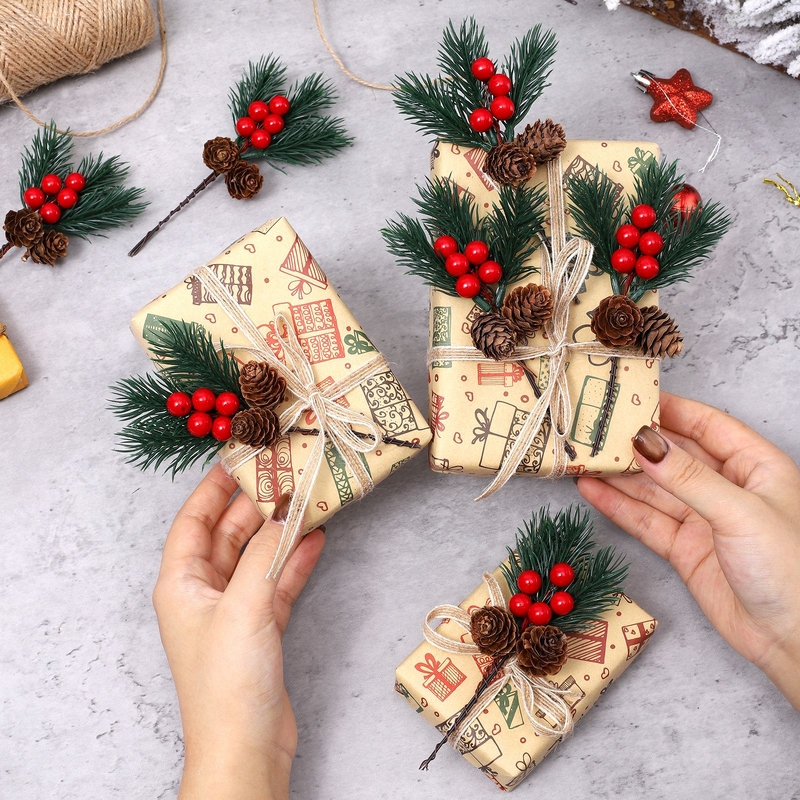 Karácsonyi kenderkötél határokon átnyúlóan, piros bogyós gyümölcsökből álló csokor, kiegészítők, fenyőtűk, tobozok, műgyümölcsök, karácsonyi díszek, hópelyhek