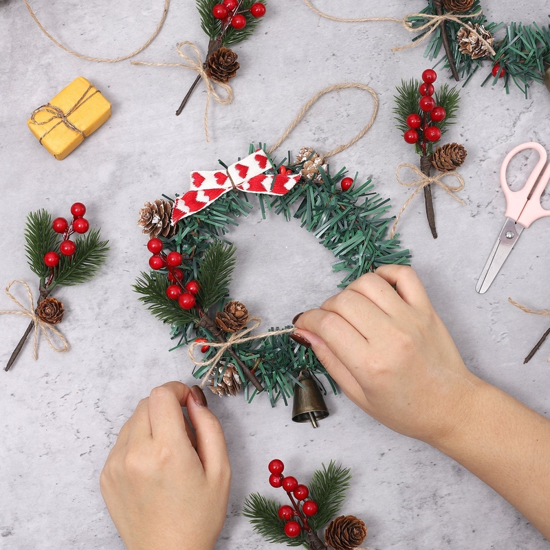 Karácsonyi kenderkötél határokon átnyúlóan, piros bogyós gyümölcsökből álló csokor, kiegészítők, fenyőtűk, tobozok, műgyümölcsök, karácsonyi díszek, hópelyhek