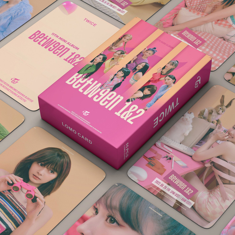 55 db TWICE albumkártya (1 és 2 között) és KPOP sztár árucikkek (LOMO kártyák) előrendelhetők külkereskedelemben.