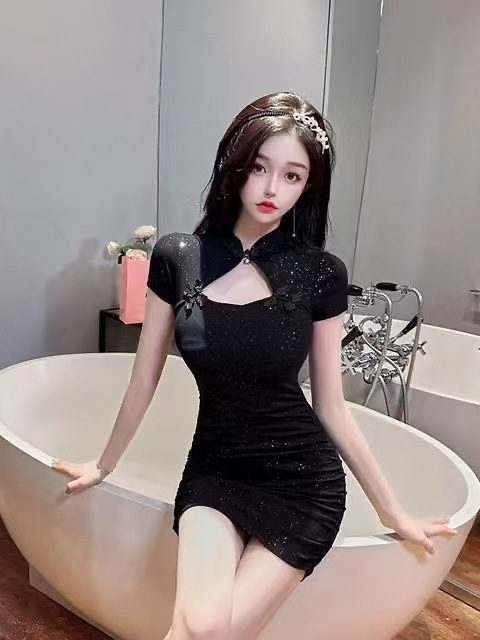 Seksīga, izdobta čhonsama kleita, modificēta īsa piegriezuma, retro ķīniešu stilā, pieguļoša piegriezuma, bez muguras sīka auguma sievietēm, ideāli piemērota naktsklubiem.