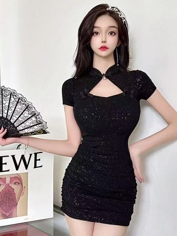 Seksīga, izdobta čhonsama kleita, modificēta īsa piegriezuma, retro ķīniešu stilā, pieguļoša piegriezuma, bez muguras sīka auguma sievietēm, ideāli piemērota naktsklubiem.