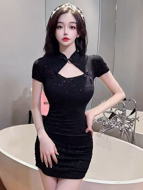 Seksīga, izdobta čhonsama kleita, modificēta īsa piegriezuma, retro ķīniešu stilā, pieguļoša piegriezuma, bez muguras sīka auguma sievietēm, ideāli piemērota naktsklubiem.