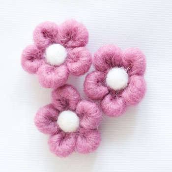 Pārdodu 5 gab. filca vilnas ziedus, dzīvnieku, ziedu un augļu matu sprādzes, matu saites, brošas, pašdarinātu ziedu aksesuārus, ledusskapja magnētus un dekorācijas.