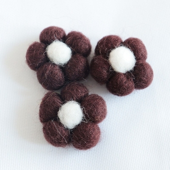 Pārdodu 5 gab. filca vilnas ziedus, dzīvnieku, ziedu un augļu matu sprādzes, matu saites, brošas, pašdarinātu ziedu aksesuārus, ledusskapja magnētus un dekorācijas.