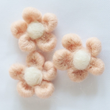 Pārdodu 5 gab. filca vilnas ziedus, dzīvnieku, ziedu un augļu matu sprādzes, matu saites, brošas, pašdarinātu ziedu aksesuārus, ledusskapja magnētus un dekorācijas.