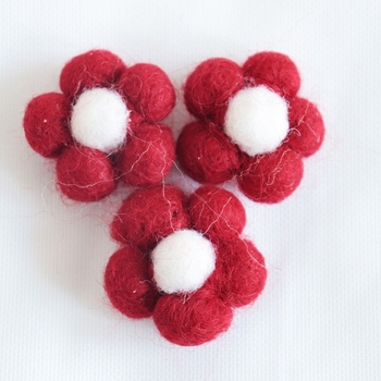 Pārdodu 5 gab. filca vilnas ziedus, dzīvnieku, ziedu un augļu matu sprādzes, matu saites, brošas, pašdarinātu ziedu aksesuārus, ledusskapja magnētus un dekorācijas.