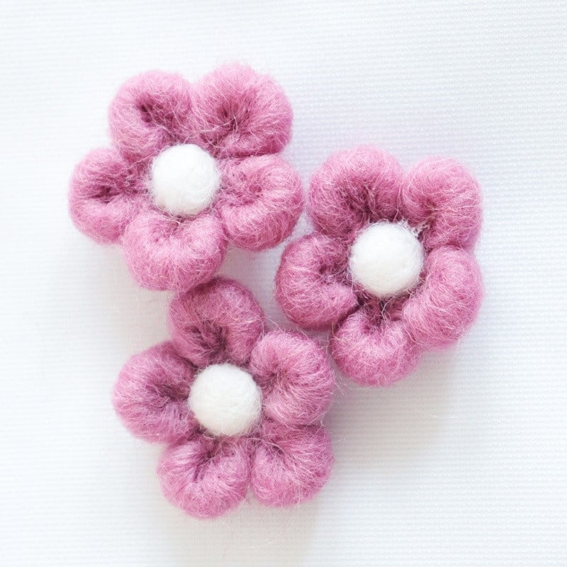 Pārdodu 5 gab. filca vilnas ziedus, dzīvnieku, ziedu un augļu matu sprādzes, matu saites, brošas, pašdarinātu ziedu aksesuārus, ledusskapja magnētus un dekorācijas.