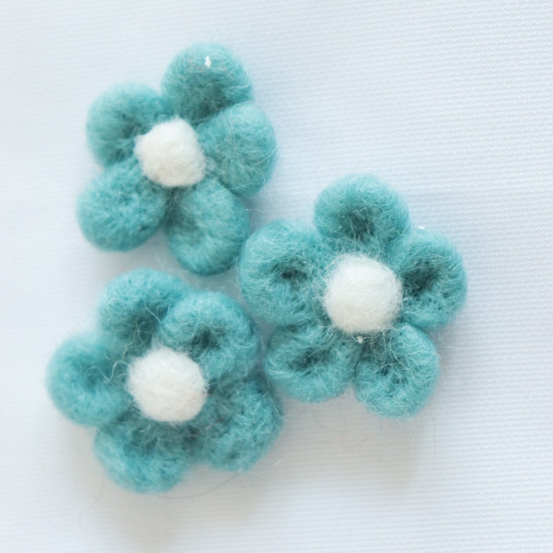 Pārdodu 5 gab. filca vilnas ziedus, dzīvnieku, ziedu un augļu matu sprādzes, matu saites, brošas, pašdarinātu ziedu aksesuārus, ledusskapja magnētus un dekorācijas.