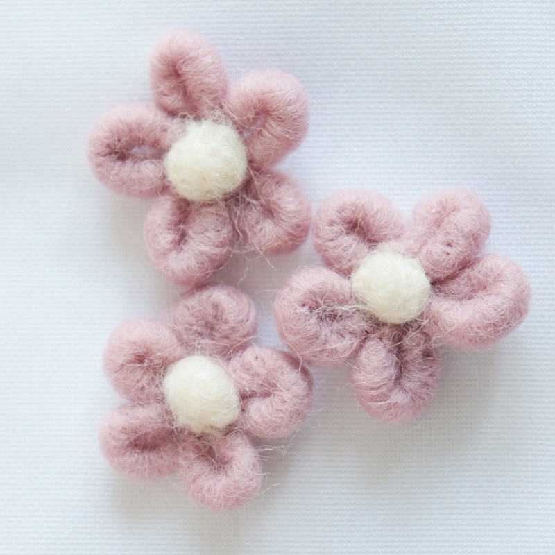 Pārdodu 5 gab. filca vilnas ziedus, dzīvnieku, ziedu un augļu matu sprādzes, matu saites, brošas, pašdarinātu ziedu aksesuārus, ledusskapja magnētus un dekorācijas.