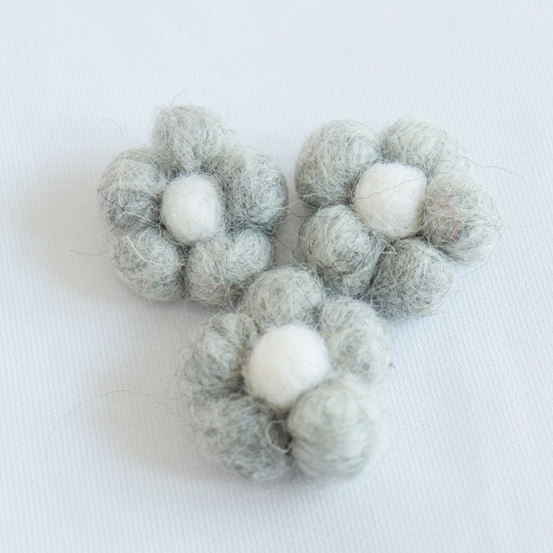 Pārdodu 5 gab. filca vilnas ziedus, dzīvnieku, ziedu un augļu matu sprādzes, matu saites, brošas, pašdarinātu ziedu aksesuārus, ledusskapja magnētus un dekorācijas.