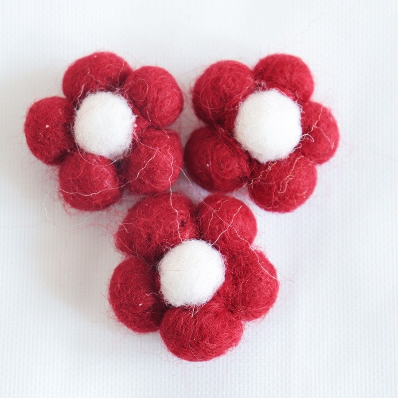 Pārdodu 5 gab. filca vilnas ziedus, dzīvnieku, ziedu un augļu matu sprādzes, matu saites, brošas, pašdarinātu ziedu aksesuārus, ledusskapja magnētus un dekorācijas.