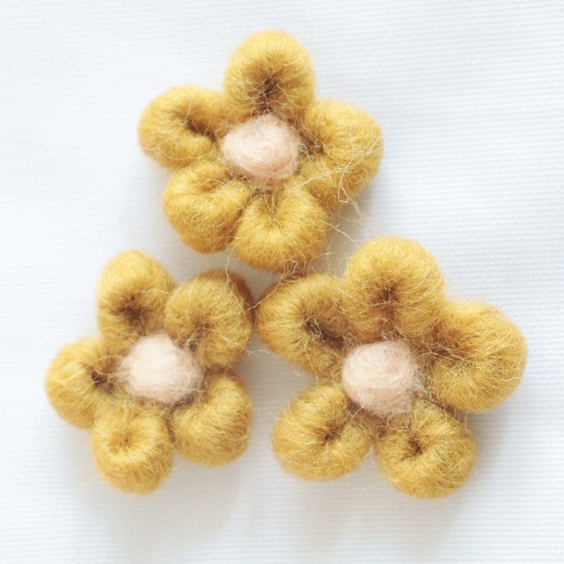 Pārdodu 5 gab. filca vilnas ziedus, dzīvnieku, ziedu un augļu matu sprādzes, matu saites, brošas, pašdarinātu ziedu aksesuārus, ledusskapja magnētus un dekorācijas.