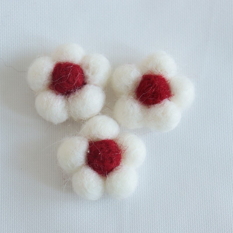 Pārdodu 5 gab. filca vilnas ziedus, dzīvnieku, ziedu un augļu matu sprādzes, matu saites, brošas, pašdarinātu ziedu aksesuārus, ledusskapja magnētus un dekorācijas.