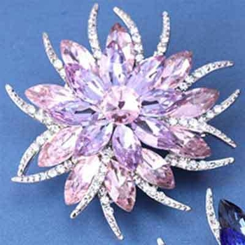 Moderne, luksuzne i elegantne broševi, korsaži, dodaci za ženske džempere i odijela, optočeni dijamantima, dostupni na veliko.