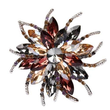 Moderne, luksuzne i elegantne broševi, korsaži, dodaci za ženske džempere i odijela, optočeni dijamantima, dostupni na veliko.