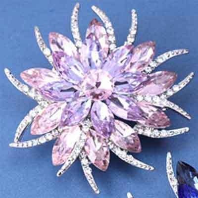 Moderne, luksuzne i elegantne broševi, korsaži, dodaci za ženske džempere i odijela, optočeni dijamantima, dostupni na veliko.