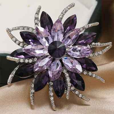 Moderne, luksuzne i elegantne broševi, korsaži, dodaci za ženske džempere i odijela, optočeni dijamantima, dostupni na veliko.