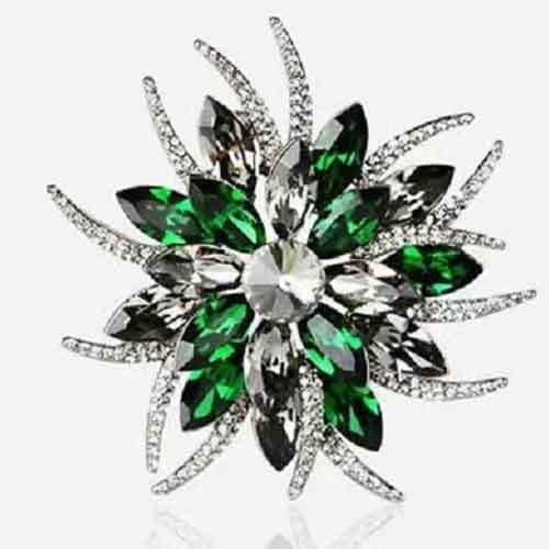 Moderne, luksuzne i elegantne broševi, korsaži, dodaci za ženske džempere i odijela, optočeni dijamantima, dostupni na veliko.