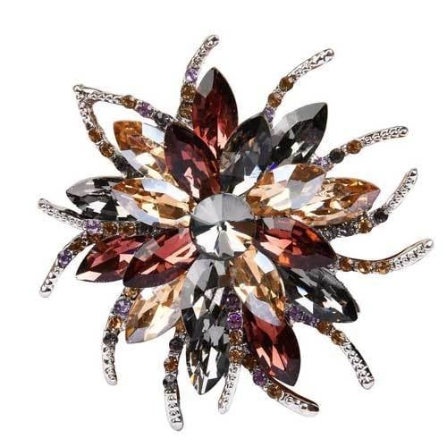 Moderne, luksuzne i elegantne broševi, korsaži, dodaci za ženske džempere i odijela, optočeni dijamantima, dostupni na veliko.